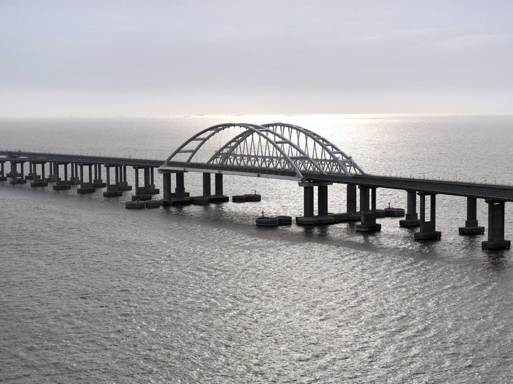 По Крымскому мосту вновь перекрыли движение