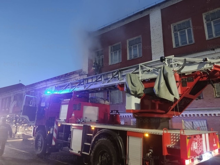 В Костроме пожарные тушили возгорание «заброшки» около двух часов
