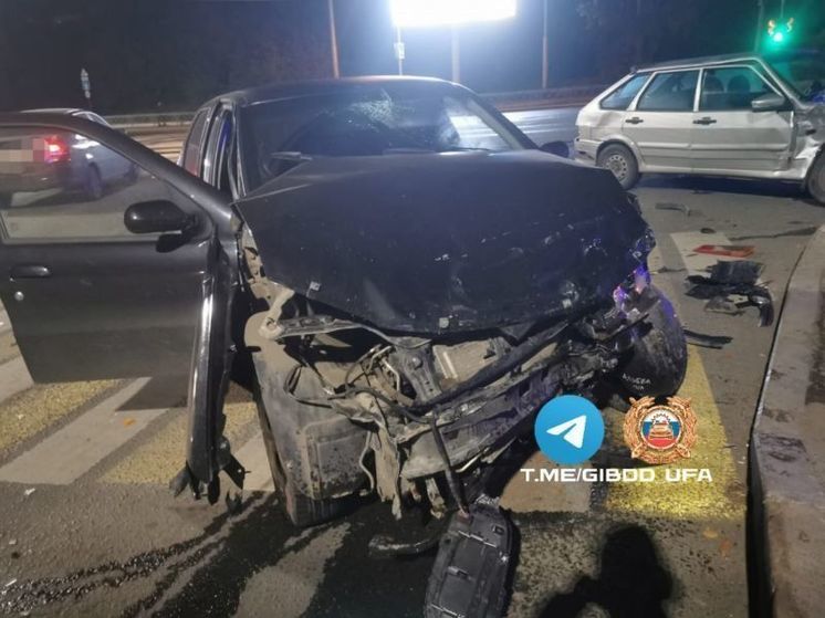 При столкновении двух легковушек в Уфе пострадали две девушки