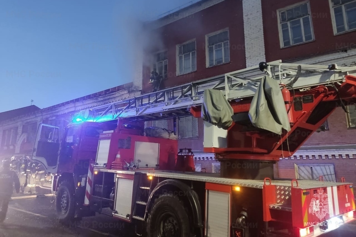 В Костроме пожарные тушили возгорание «заброшки» около двух часов