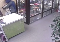 В Барнауле 20-летняя девушка-продавец цветочного магазина отразила нападение серийного грабителя