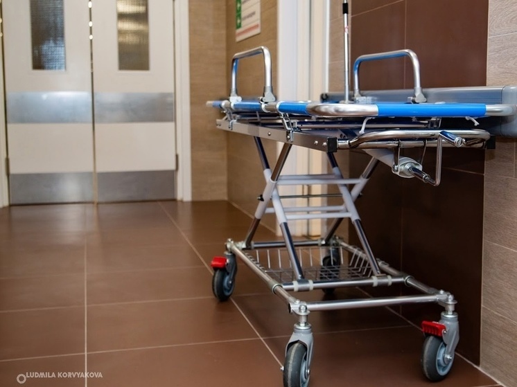 Упавшего со скалы в Карелии готовят к операции