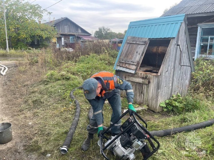 Хабаровские спасатели продолжают работать в зоне подтопления в Приморье