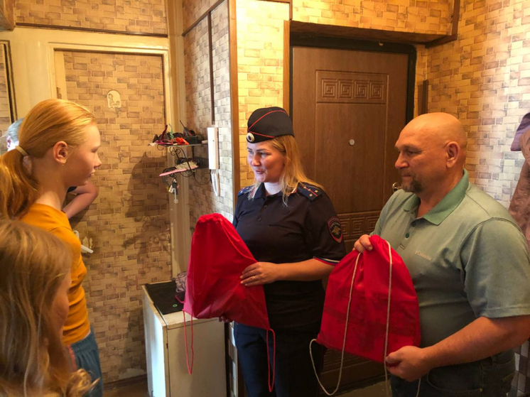 Ярославские полицейские помогли собраться в школу 600 юным ярославцам