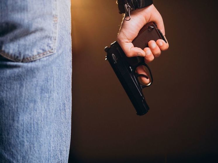 Российская продавщица попыталась отобрать пистолет грабителя и попала на видео