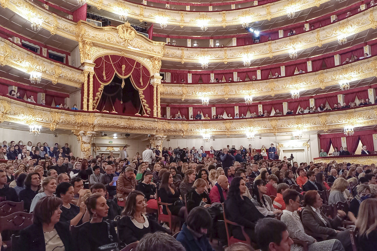 The Bolshoi Theater confirmed that they are removing the names of SVO critics from the posters