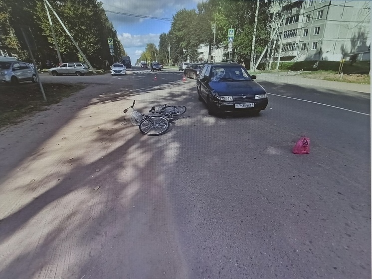 В Торжке Тверской области велосипедист попал под машину из-за нарушения ПДД