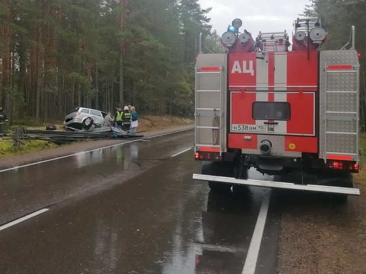 Машина с полным прицепом металлических балок упала в кювет в Карелии