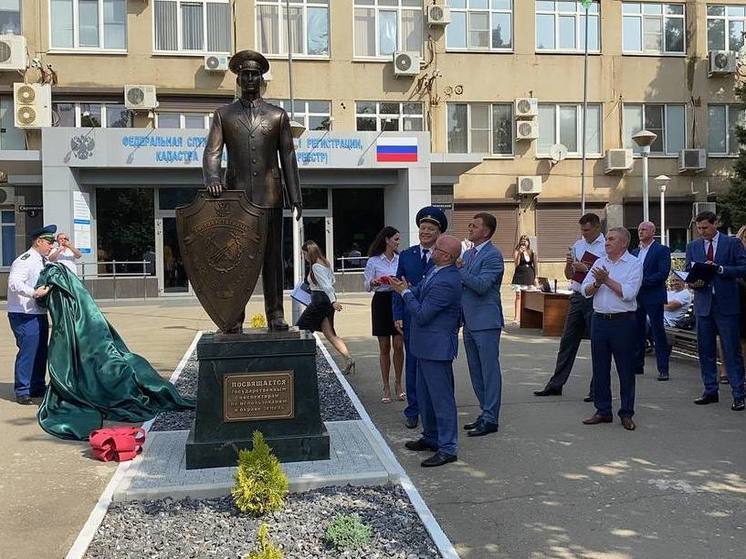 Зампред ЗСК принял участие в открытии первого в России памятника инспектору Росреестра