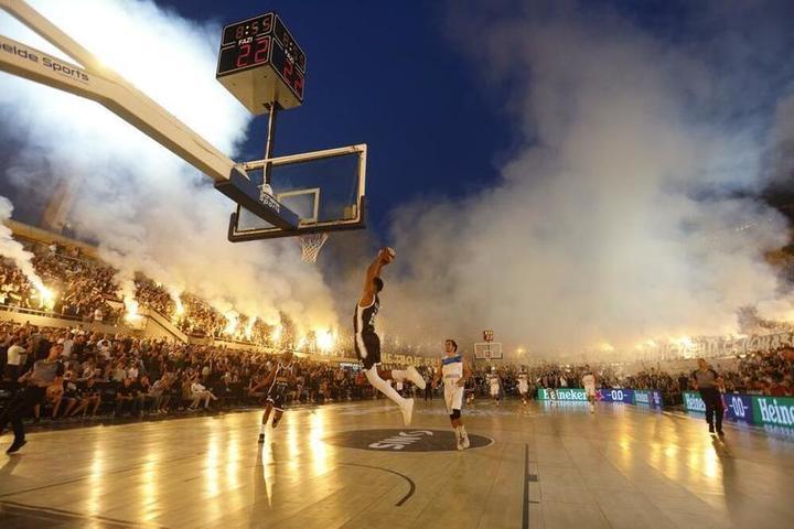 Фанаты баскетбольного «Партизана» зажгли на предсезонном матче.