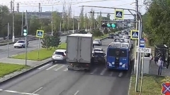 Столкновение троллейбуса, фуры и кроссовера в Волгограде попало на видео