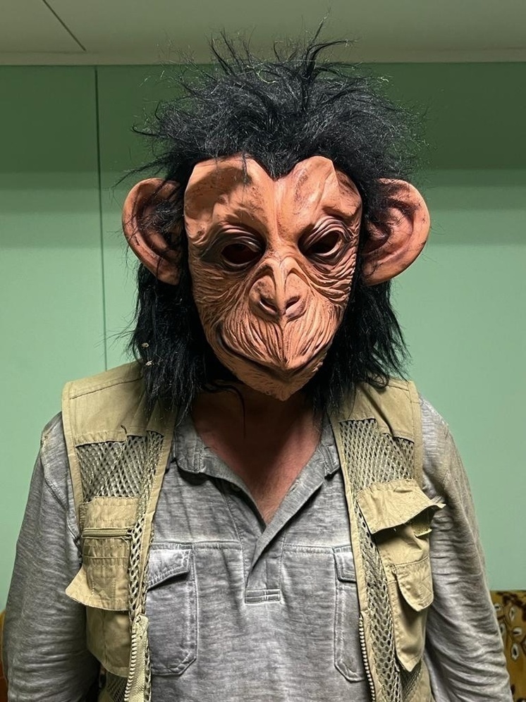 Пограничники Карелии не дали мужчине в маске обезьяны убежать в Финляндию