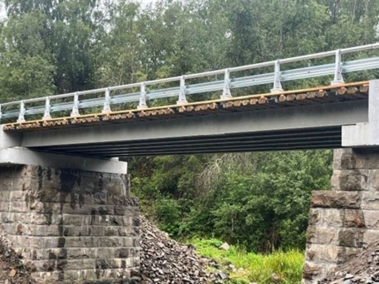 Рабочие отремонтировали старинный мост в Карелии