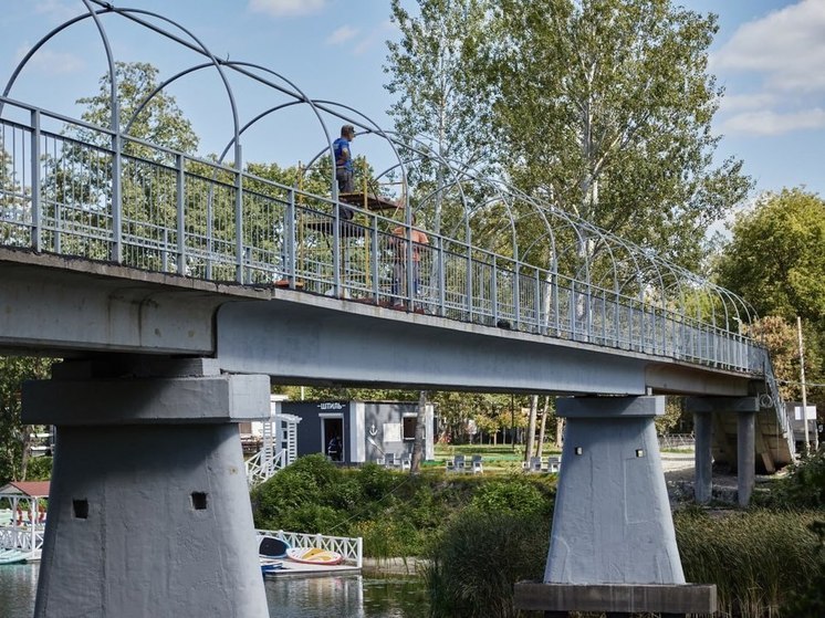 В Курске пешеходный мост через Тускарь на Боевке готовят к монтажу освещения