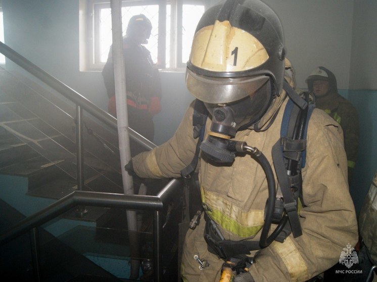 Девять человек эвакуировали из-за пожара в трехэтажном жилом доме в Южно-Сахалинске