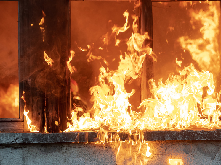 Пожар в бытовом помещении на площади 50 кв. метров потушили на юге Сахалина