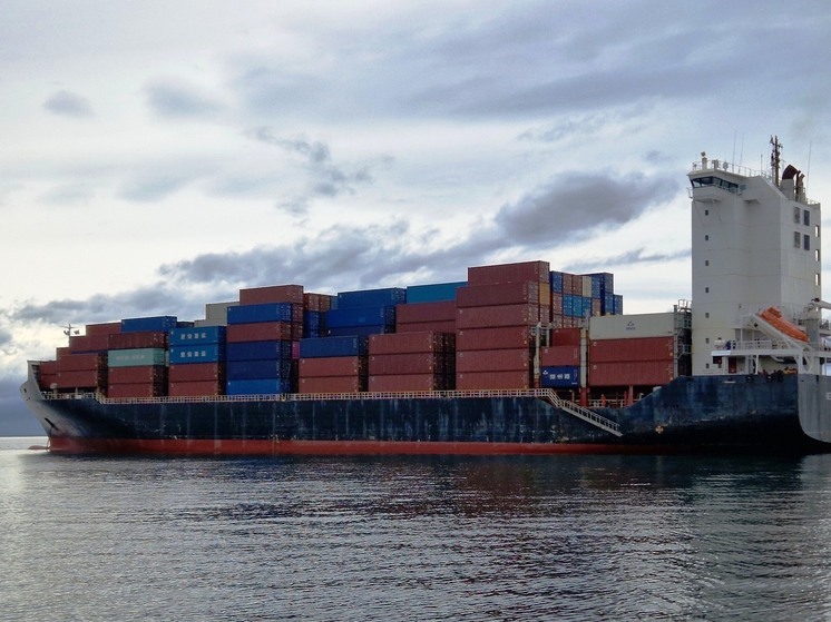 На Камчатке таможенники оформили крупнейший  контейнеровоз