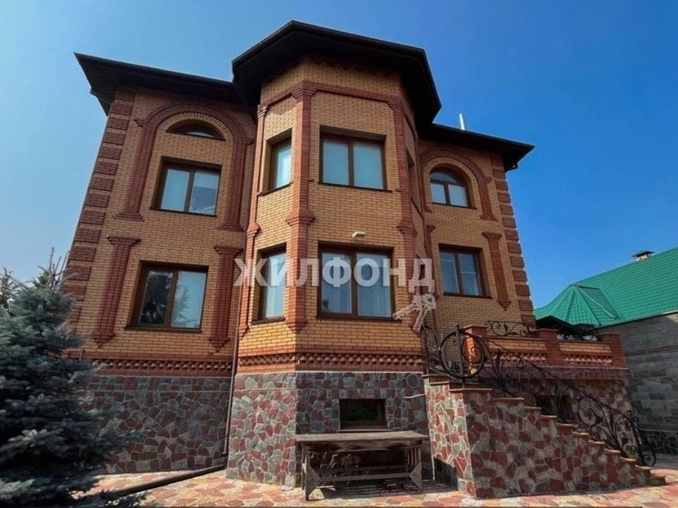 В Новосибирске продают особняк с картинами Ренессанса за 43 млн рублей
