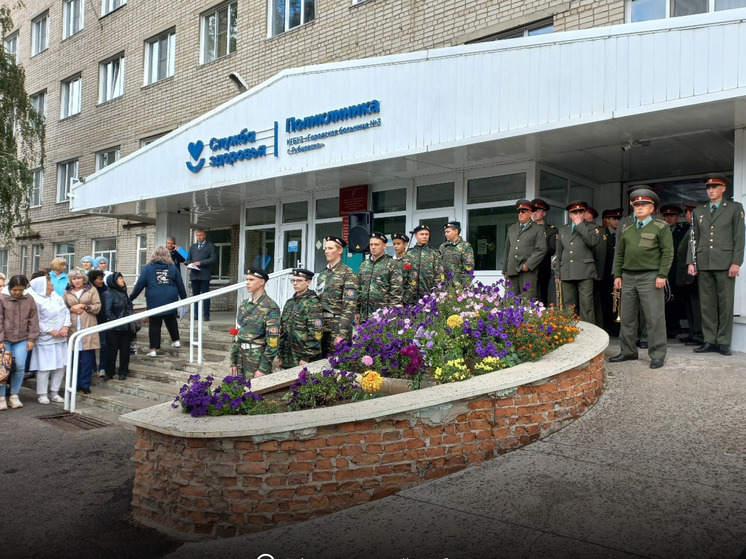 В Рубцовске открыли мемориал фельдшеру, который погиб на СВО
