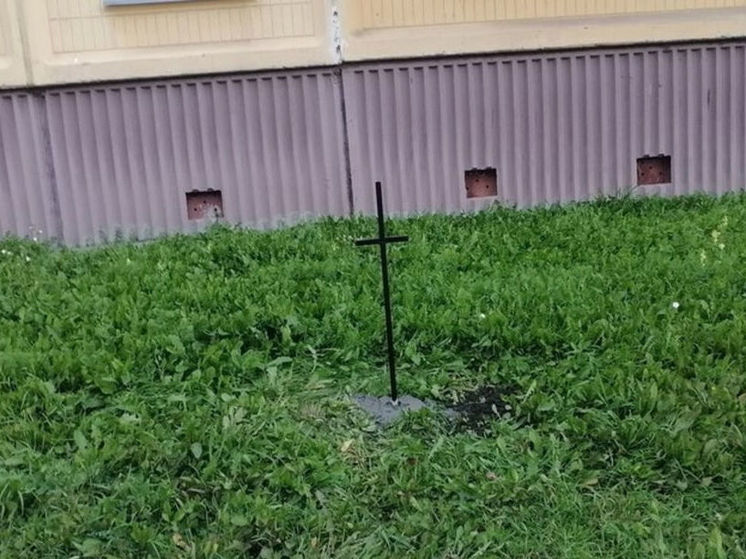 Железные кресты во дворах домов напугали жителей Новокузнецка