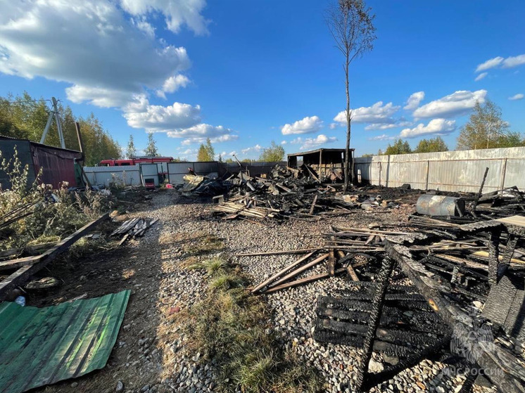 В Ивановской области 14 сентября сгорели автомобиль и 12 строящихся туалетов