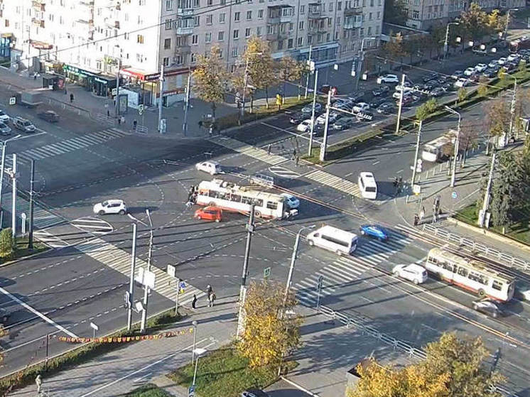 Челябинцы толкали троллейбус ради поездки на работу