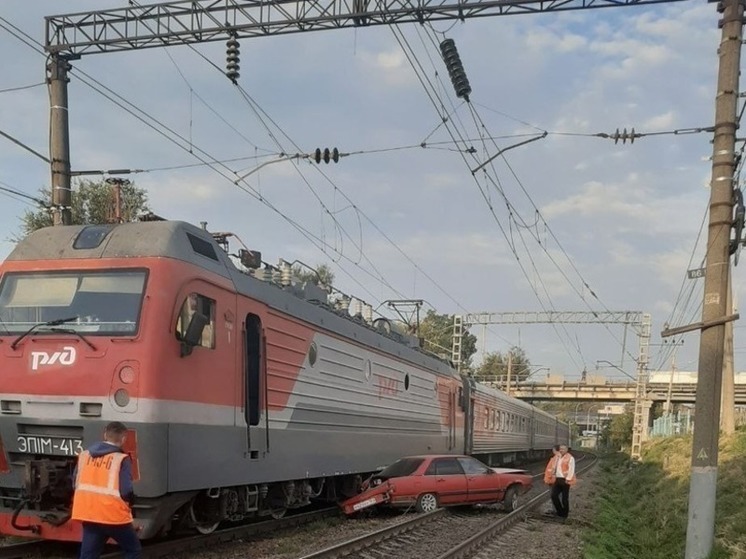 В Ростове автомобиль попал под пассажирский поезд  Новороссийск – Москва