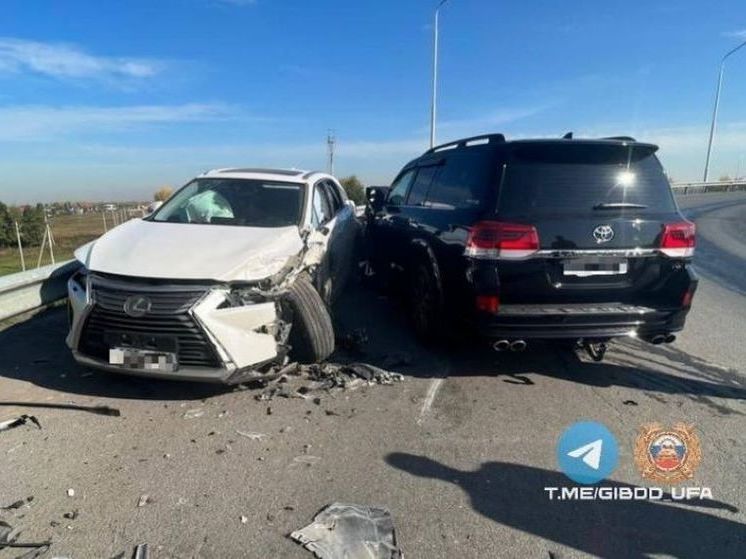 Две элитных иномарки столкнулись в Уфе – есть пострадавший