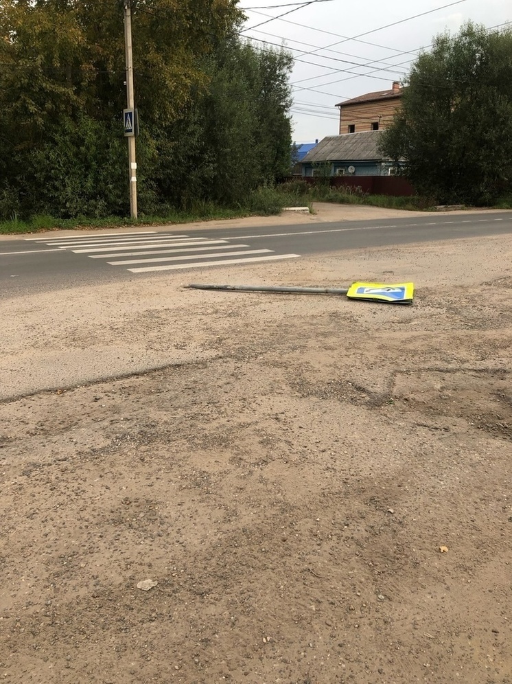 В Твери неизвестные снесли дорожный знак на пешеходном переходе