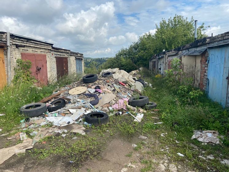 В Смоленске из-за гаражей за Полиграфом вывезли 67 тонн мусора