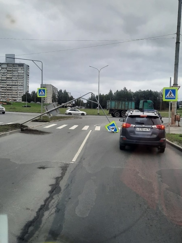 Дорожный знак устал стоять в Петрозаводске