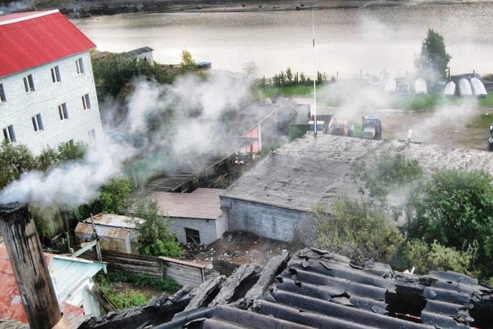 В Кандалакше обгорела кровля трехэтажного кирпичного здания