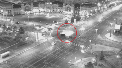 В центре Москвы лихач на Мерседесе врезался в столб и такси: видео