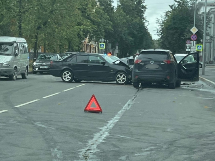 Иномарки заблокировали проезд в центре Петрозаводска