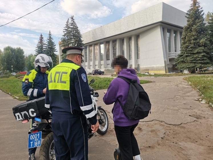 В Твери автоинспекторы оштрафовали двух 17-летних подростков на электросамокатах