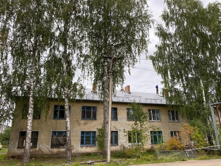 Кровлю многоквартирных домов, находившуюся в критичном состоянии, отремонтировали под Псковом