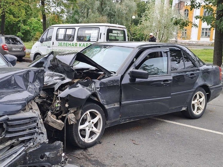 Молодую девушку увезли в больницу с места ДТП в Петрозаводске