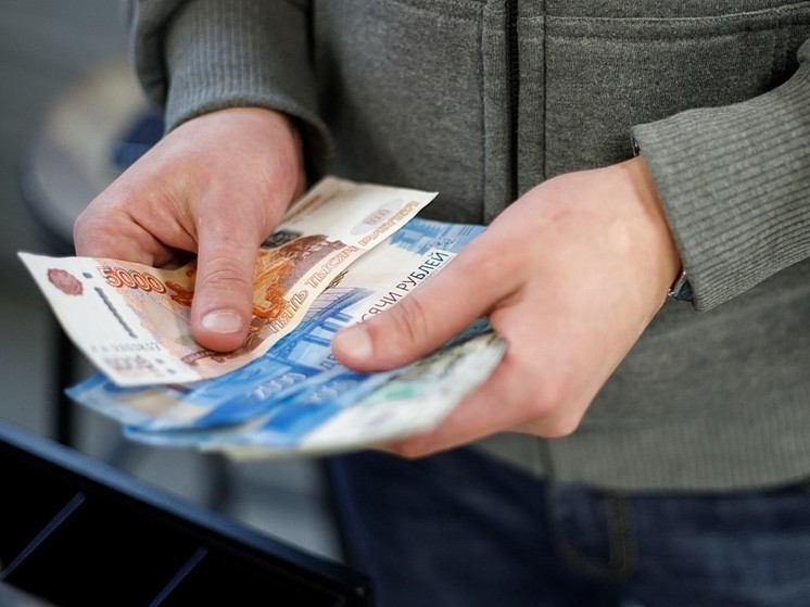 Жителям Псковской области, имеющим звание «Заслуженный», могут ввести надбавки к зарплате