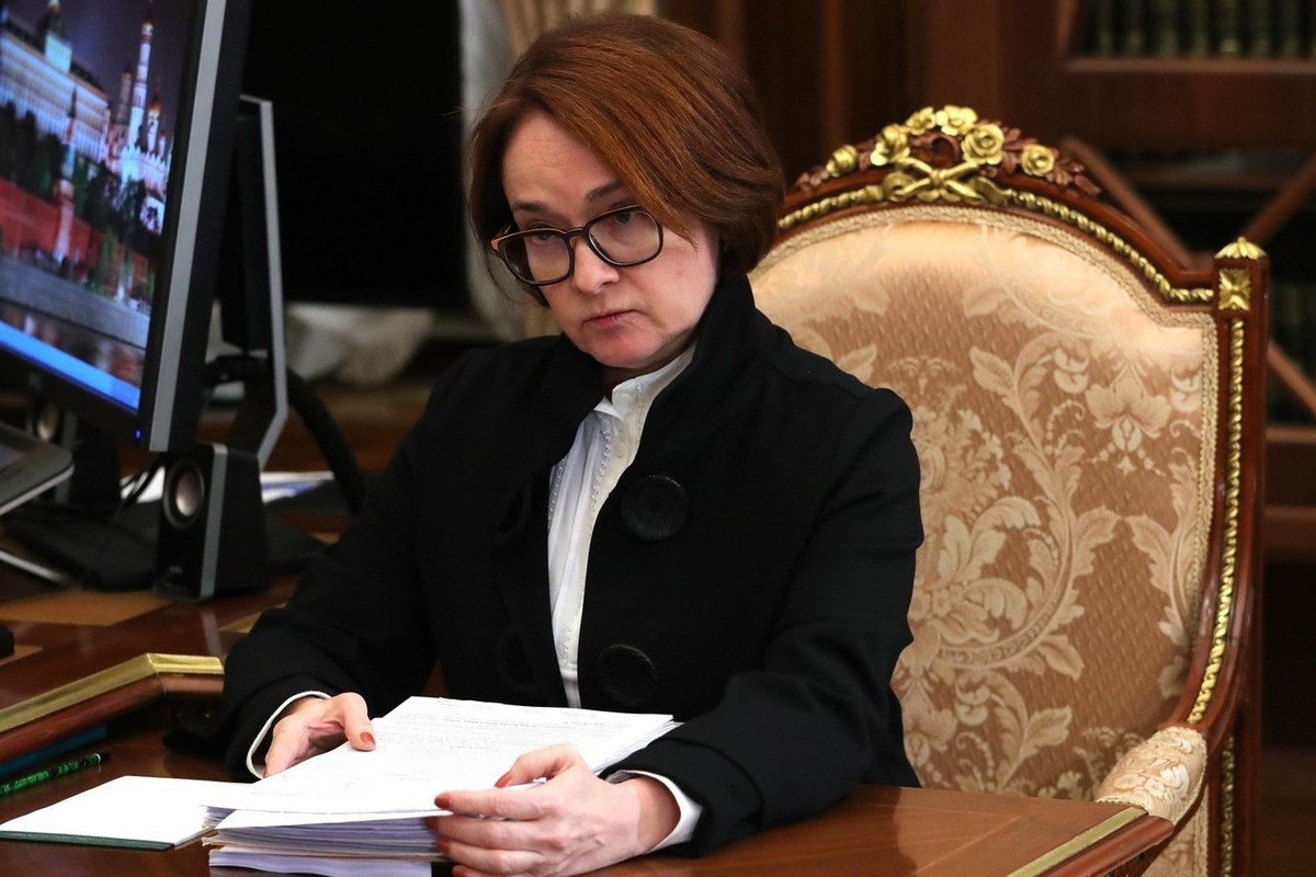 ЦБ отказался ограничивать рублевые переводы россиян за границу