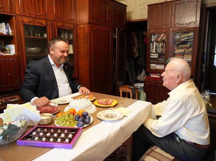 Андрей Никитин поздравил ветерана Александра Попова со 101-летием