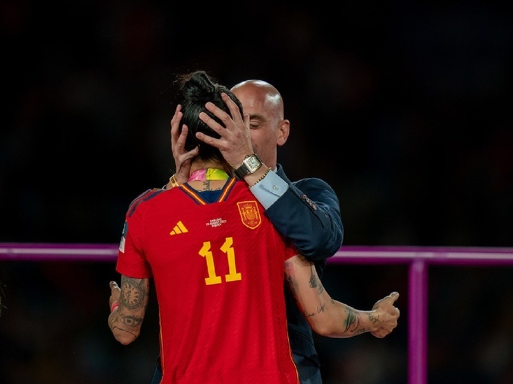Испанский суд запретил Рубиалесу приближаться к поцелованной им футболистке