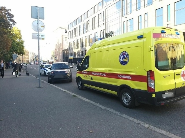 В Петроградском районе мать с маленькой дочкой сбил подросток на самокате