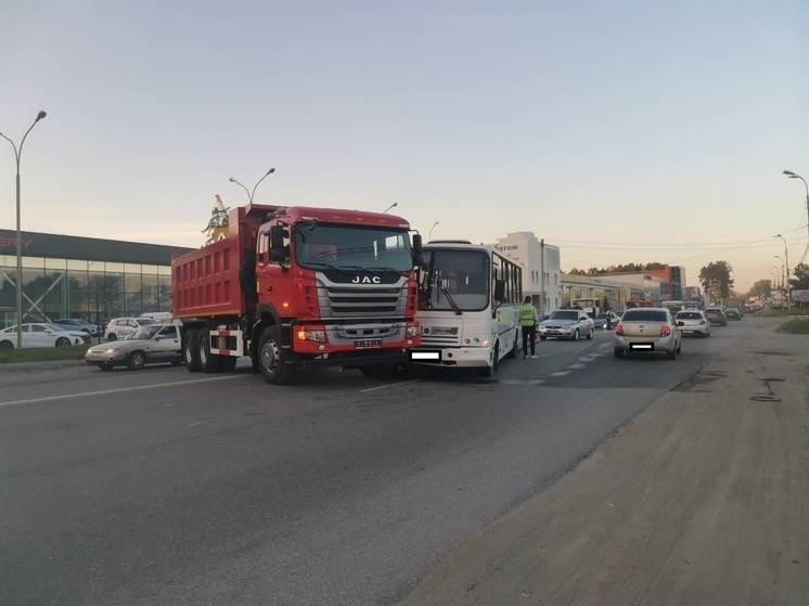 Пассажиры автобуса пострадали в столкновении с грузовиком возле Екатеринбурга