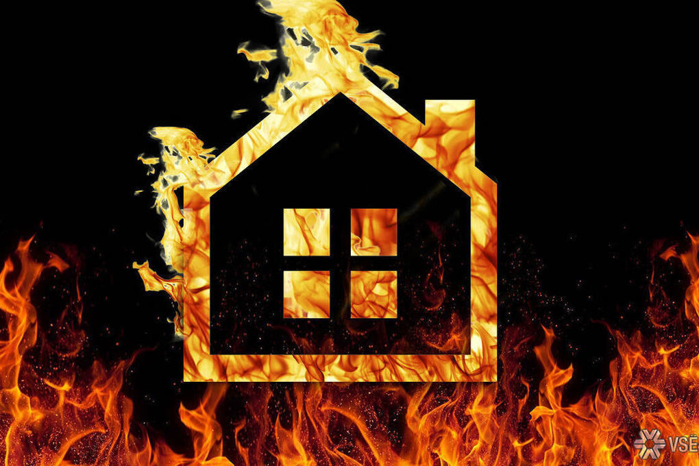 Огонь охватил дом в Кузбассе
