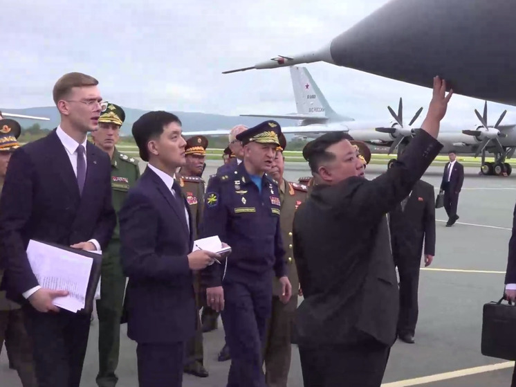 На аэродроме Кневичи лидеру КНДР показали самолеты стратегической авиации