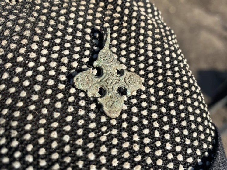В Курске на улице Щепкина в детском захоронении нашли бронзовый нательный крест