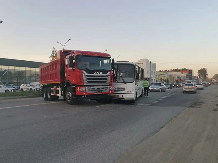 Три пассажира пострадали в столкновении автобуса с самосвалом в Березовском