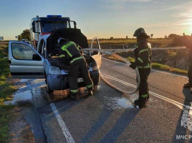 В Калининградской области во время движения загорелся автомобиль