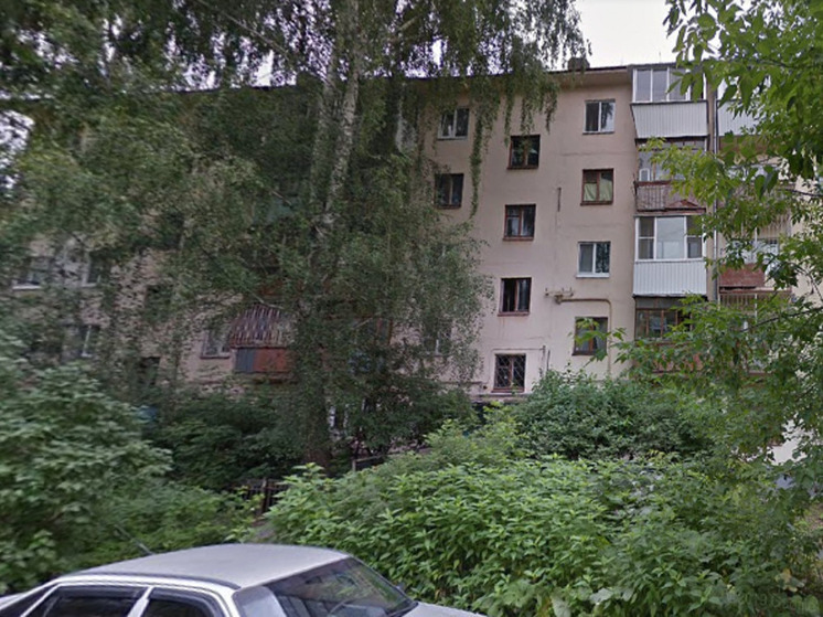 Мужчину в шортах заметили на краю крыши 5-этажного дома в Екатеринбурге