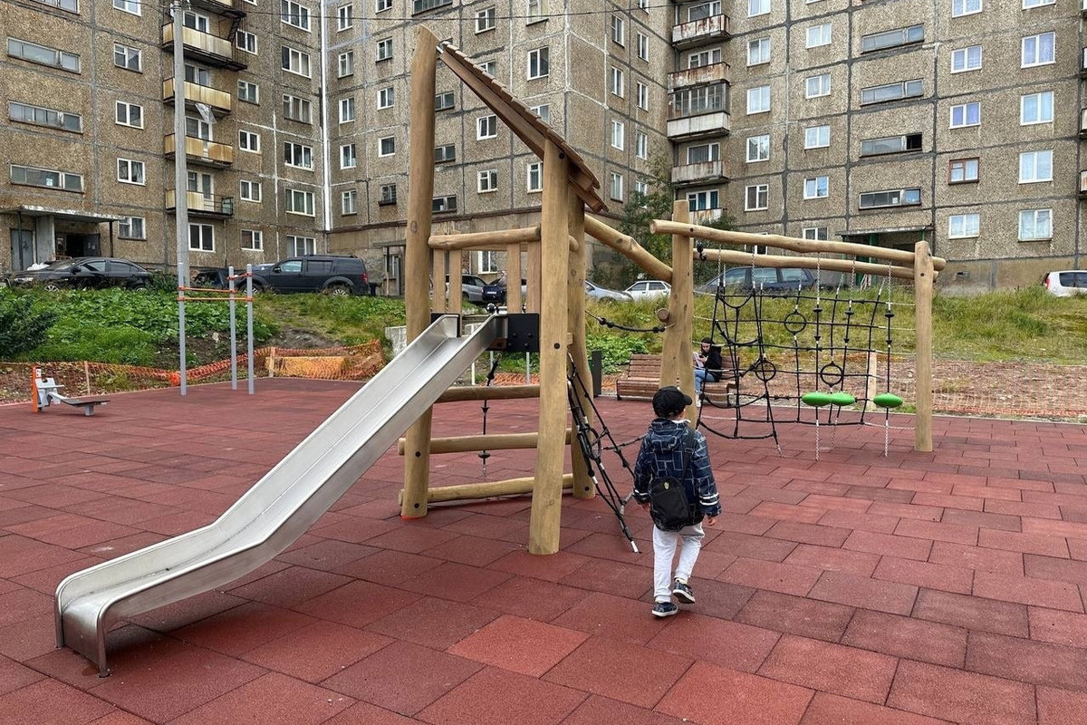 В Заполярном и Никеле открылись новые детские площадки